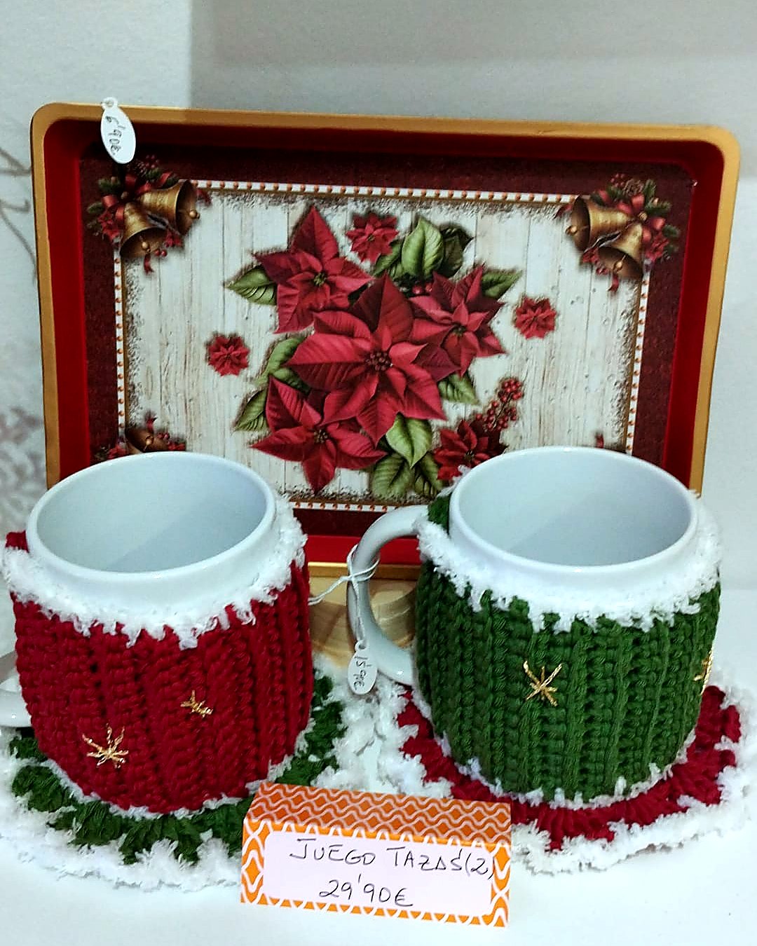 Juego de tazas con funda de crochet navidena y bandeja de flor de pascua