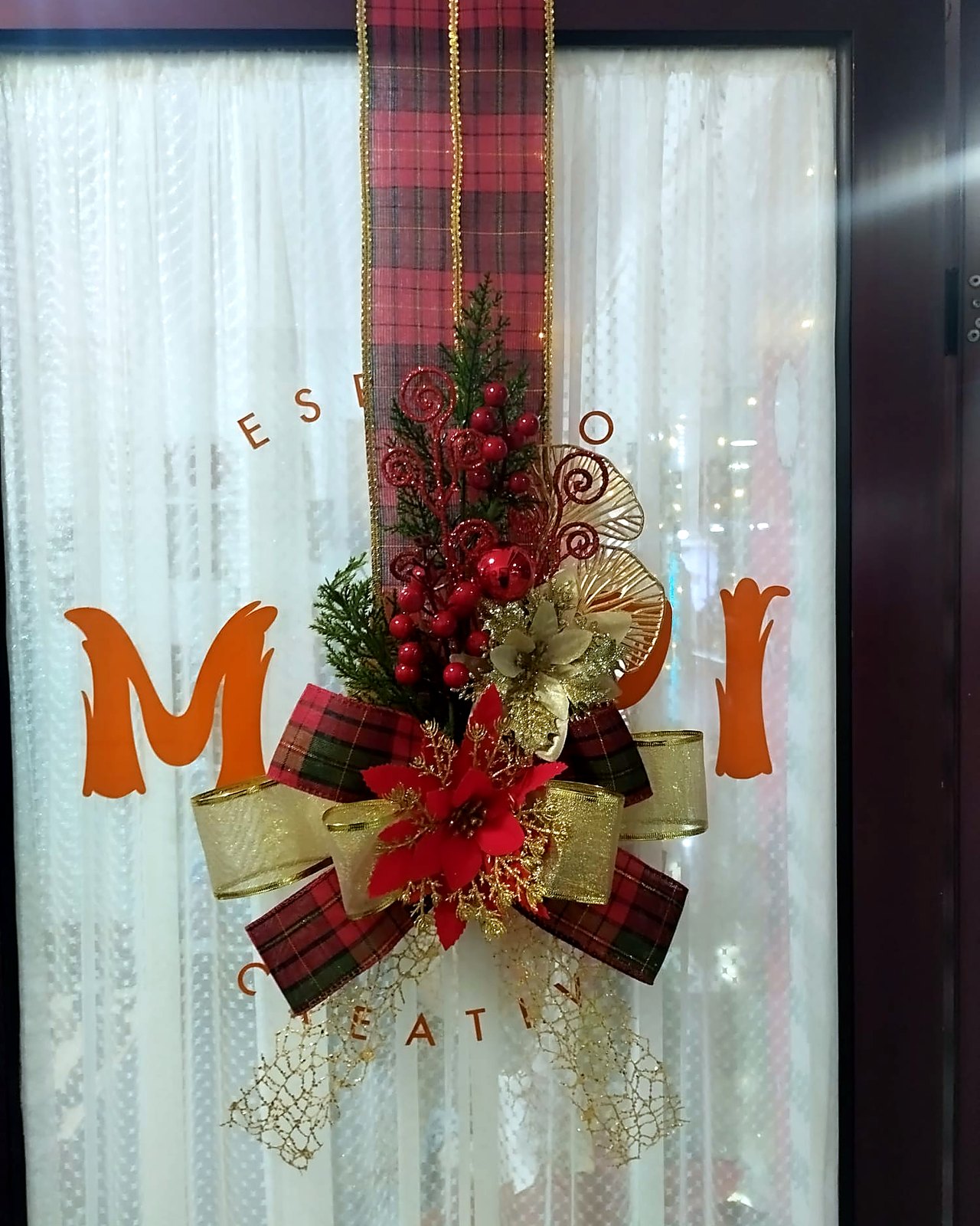 Colgante de puerta navideno tartan con flor de pascua, sobre el vinilo MAPI