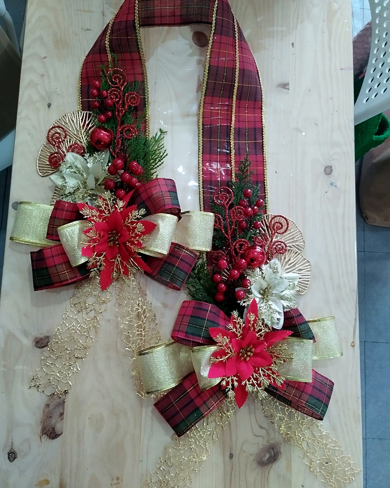 Colgante navideno tartan con lazos dorados y flor de pascua