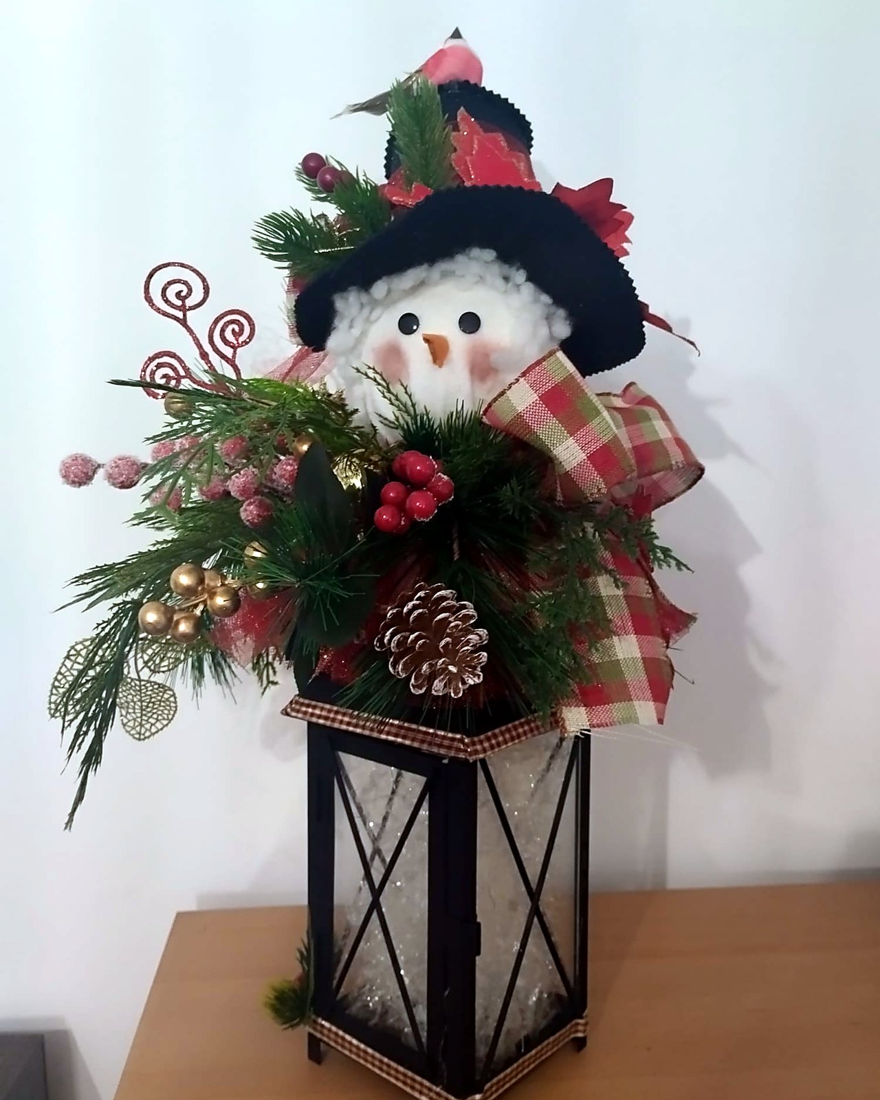Farol navideno con muneco de nieve, plano frontal