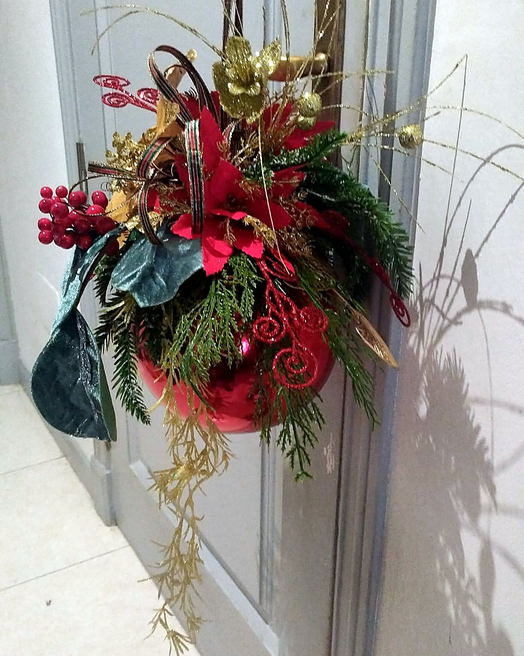 Colgante navideno de puerta en tonos rojo y dorado