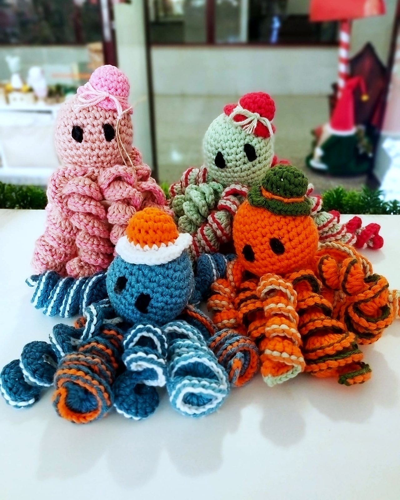Grupo de cuatro pulpitos sensoriales (rosa, verde, naranja, azul)