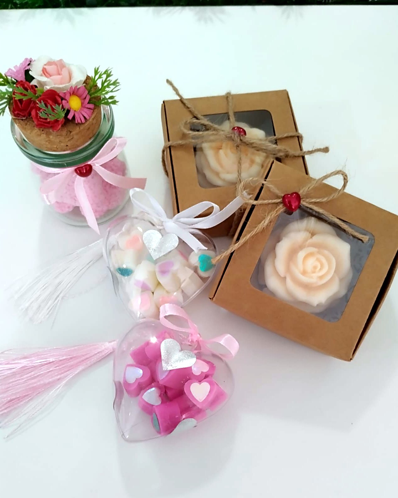 Set de regalo: vela en tarro con flores, jabon en caja kraft y bolsita de tabletas de cera