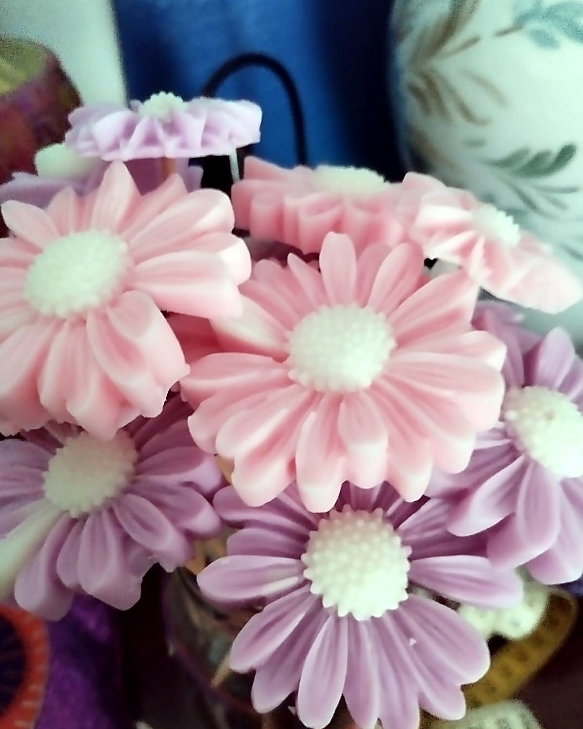 Velas de cera de soja con forma de flor (margaritas rosas y lilas)