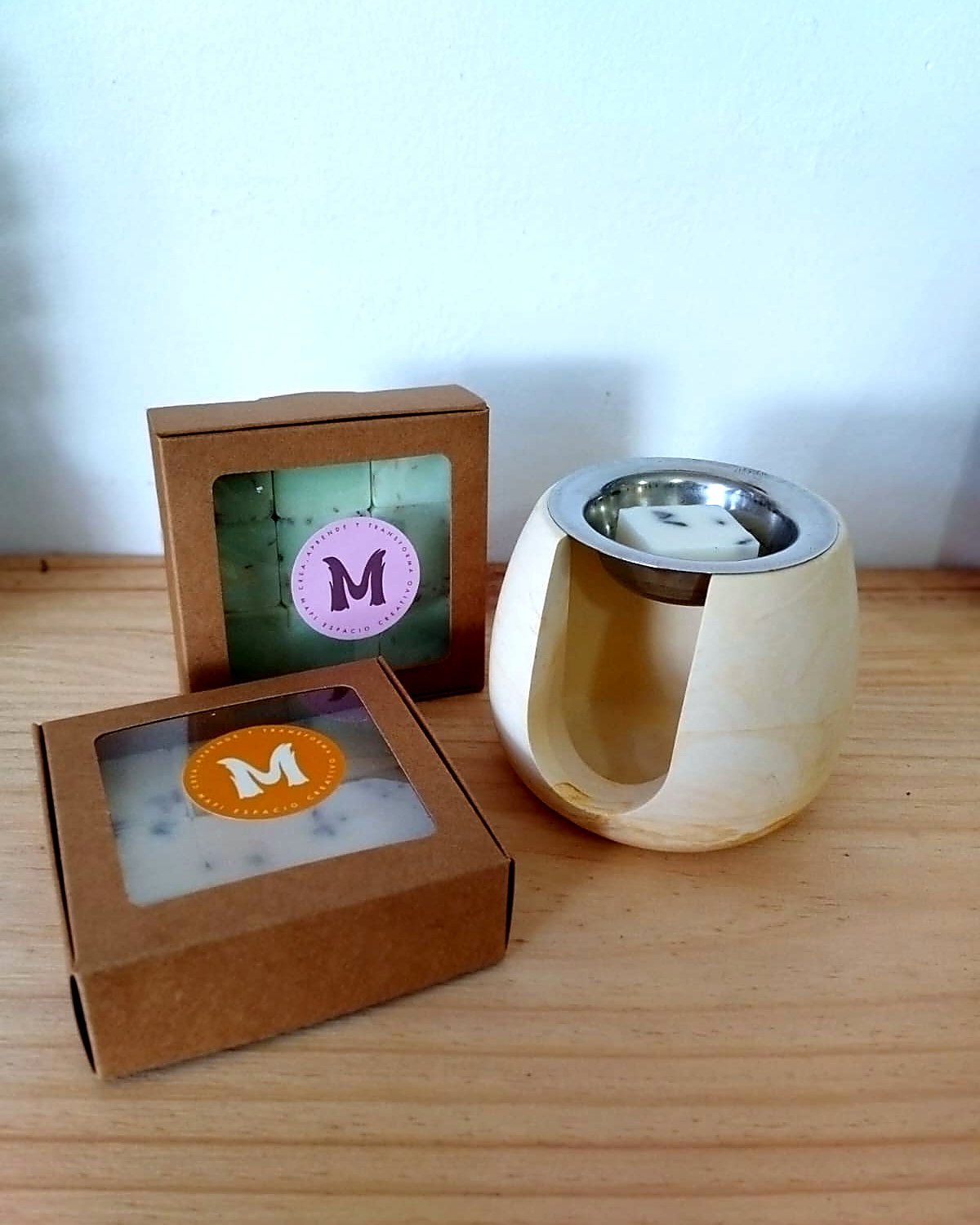 Cajas de regalo con monograma M y quemador de madera