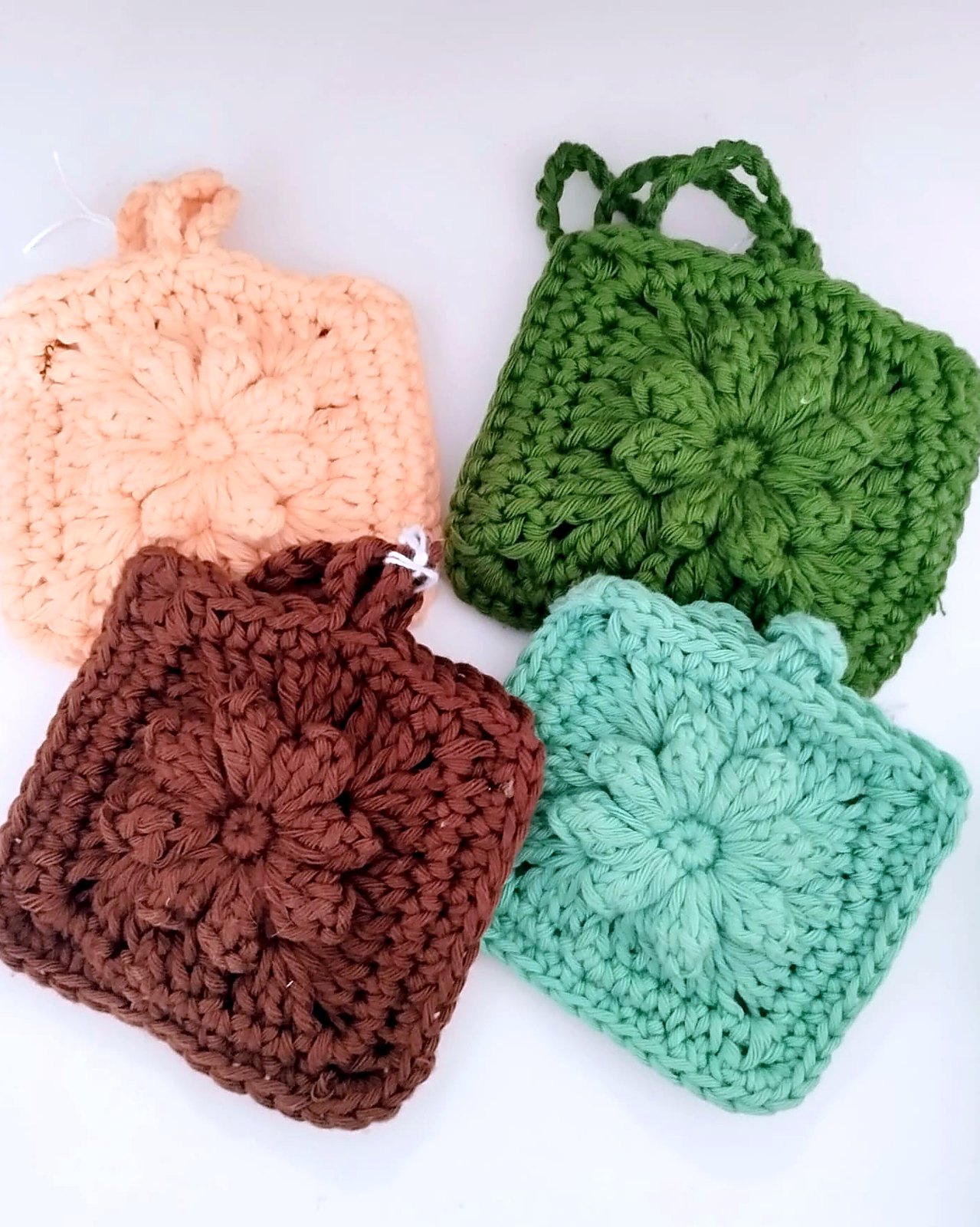 Cuatro estropajos/posavasos de crochet con flor central (salmon, verde, marron, menta)