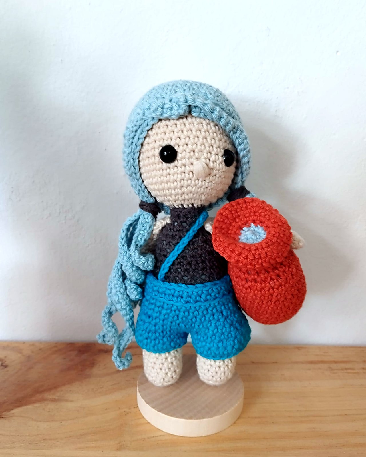Muneco amigurumi con gorro azul, mochila y salvavidas rojo