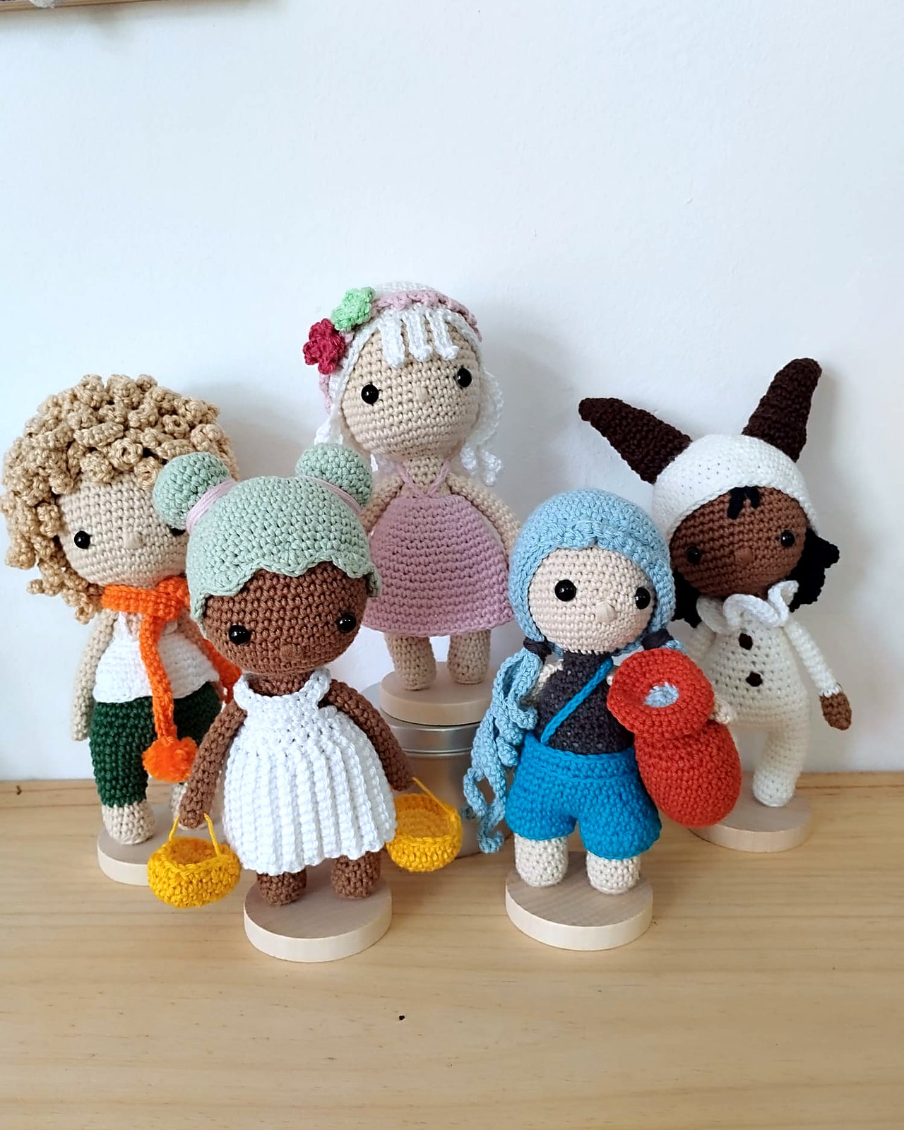 Los cinco munecos amigurumi juntos, foto de familia de la coleccion