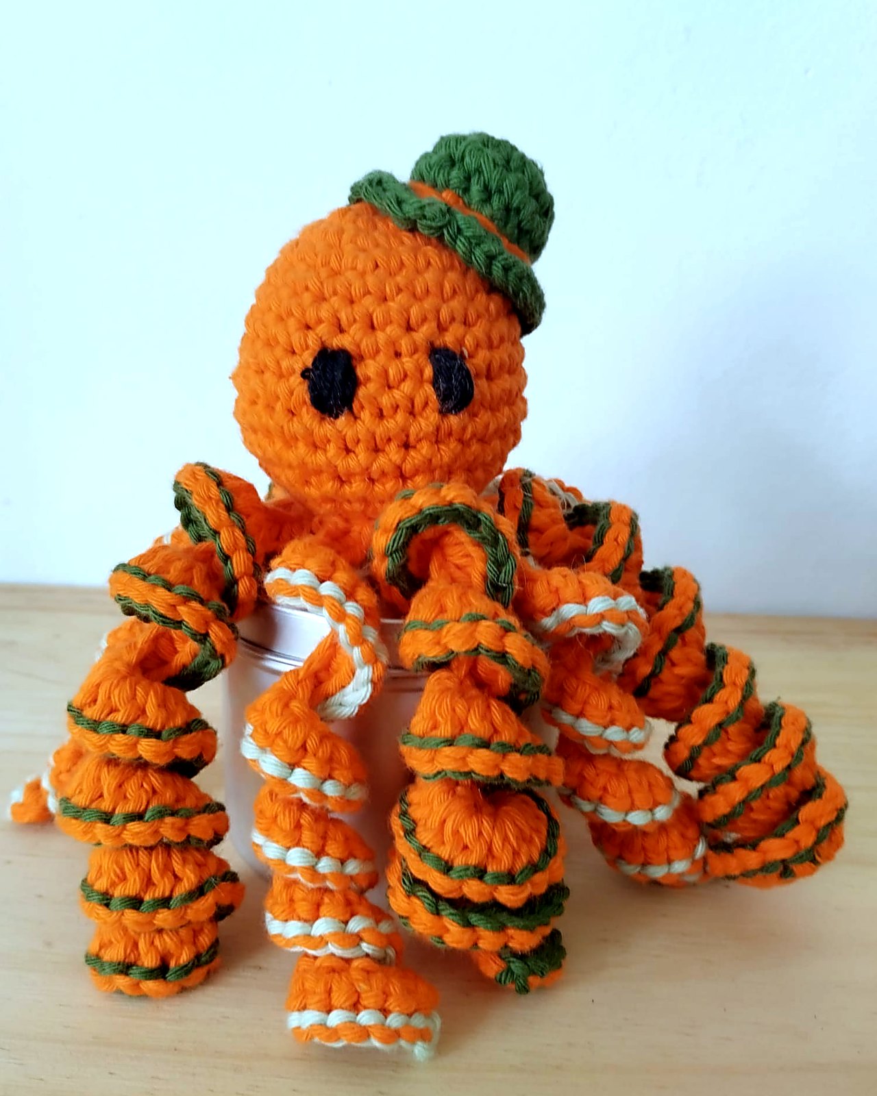 Pulpito naranja con gorro verde