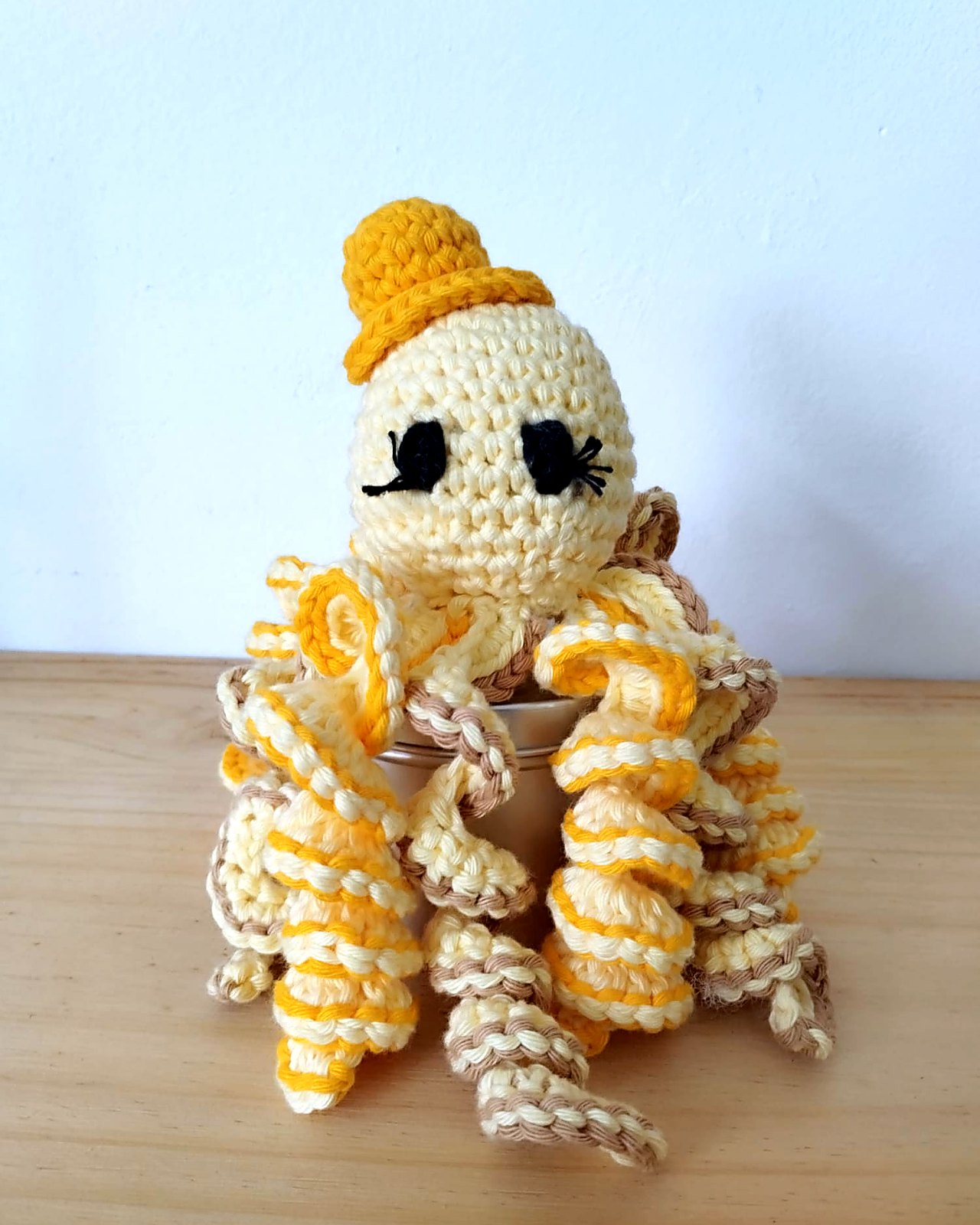 Pulpito amarillo con gorro mostaza