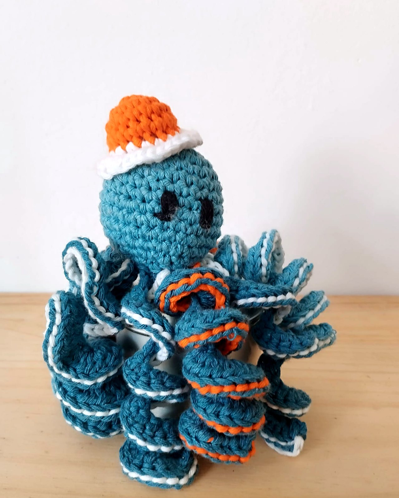 Pulpito azul petroleo con gorro naranja