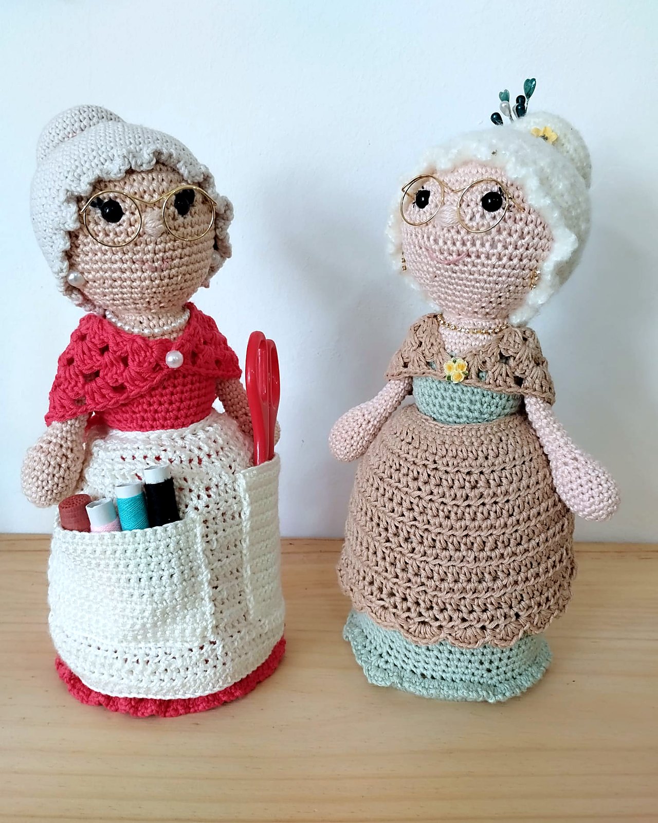 Dos Abuelitas del Alma juntas (roja con delantal y beige con chal)