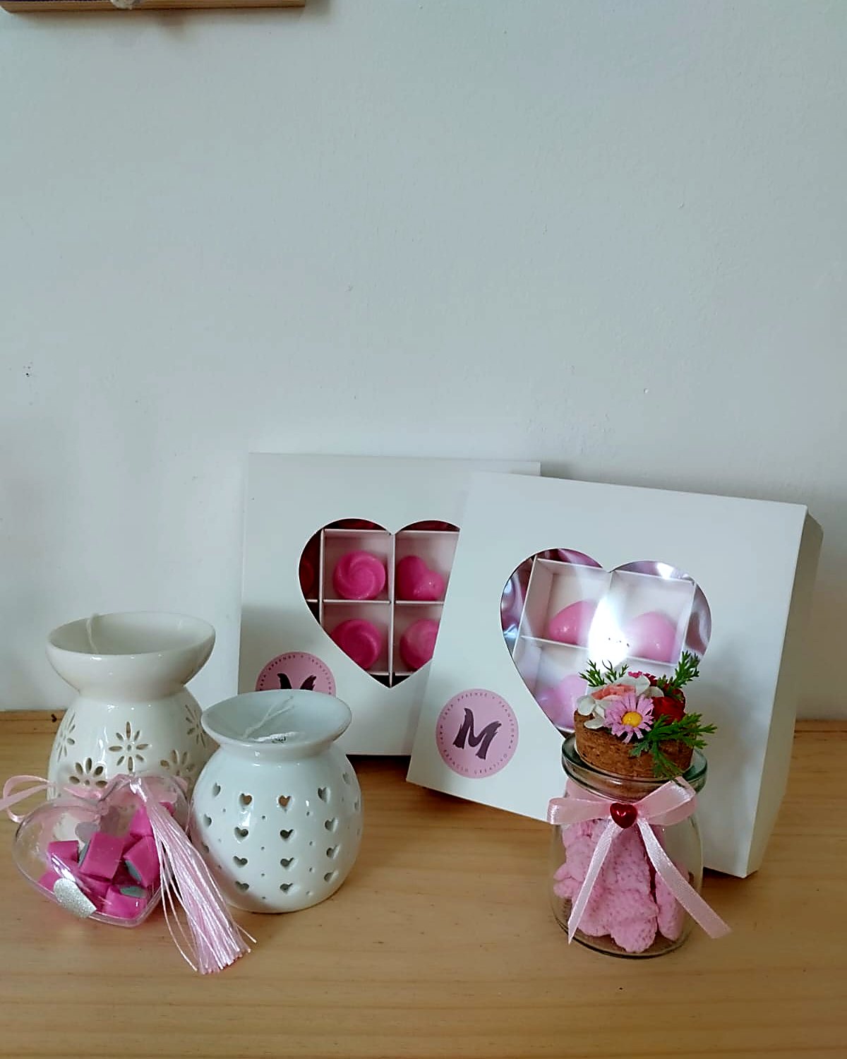 Composicion de aromaticos: quemadores, cajas corazon y vela con flores