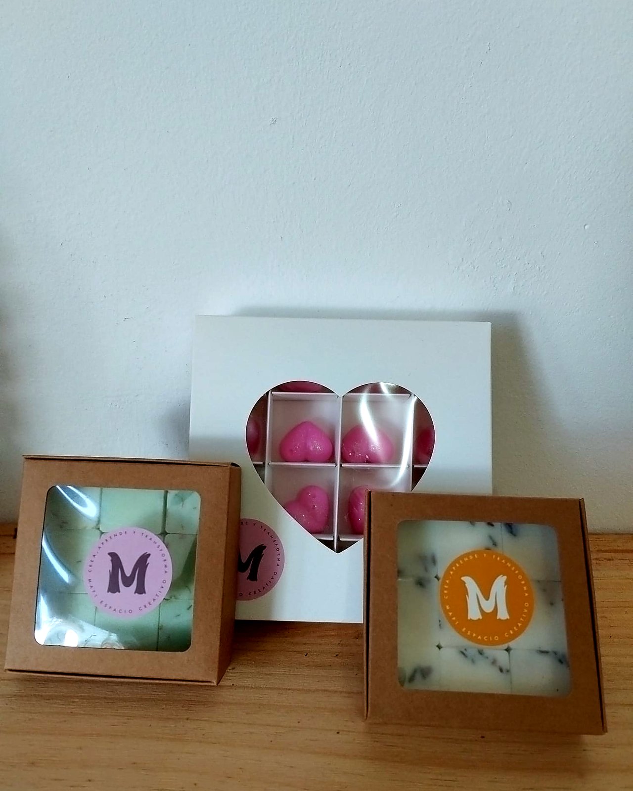 Cajas de tabletas de cera con monograma M y caja corazon
