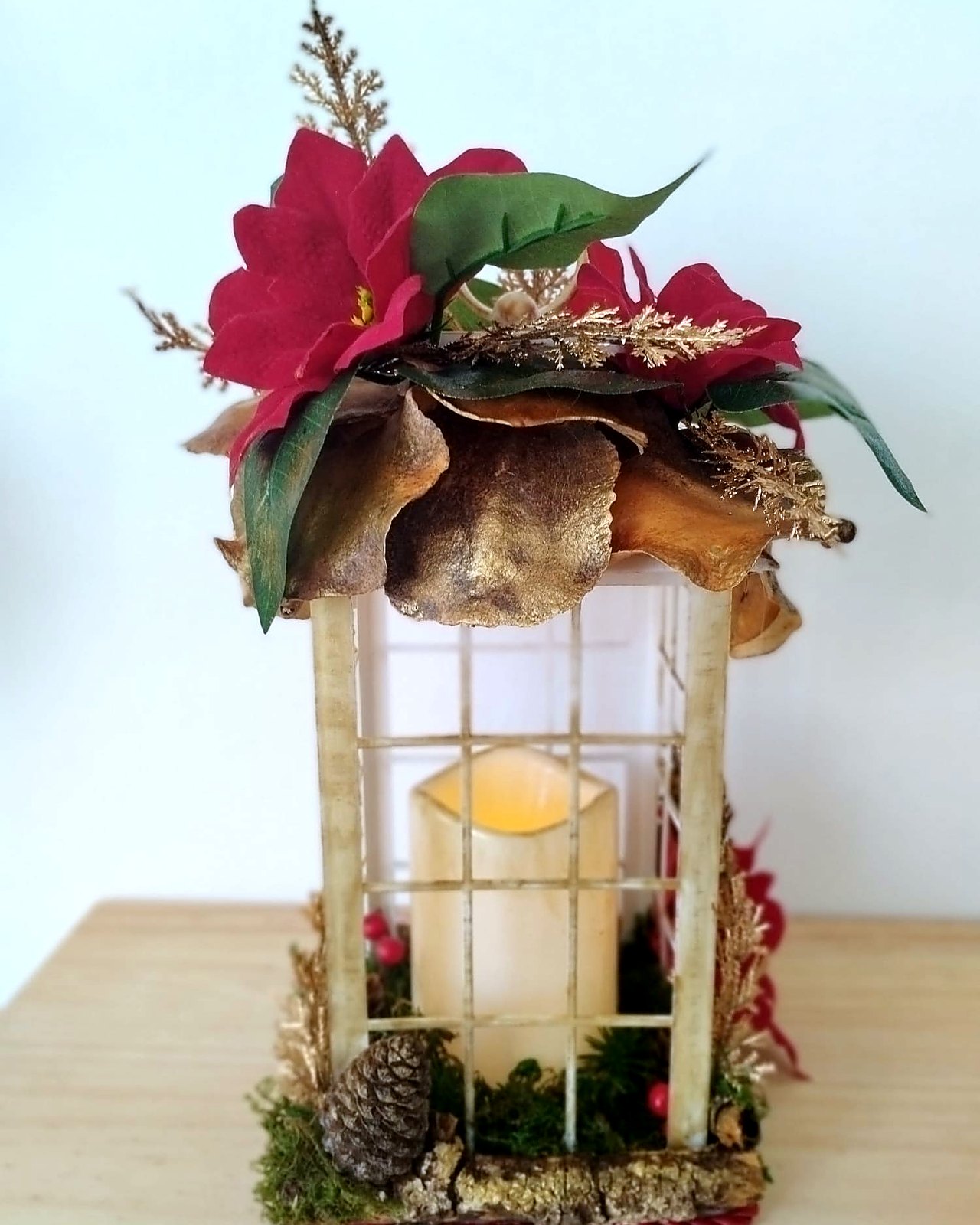 Farol de madera con vela y corona de flor de pascua