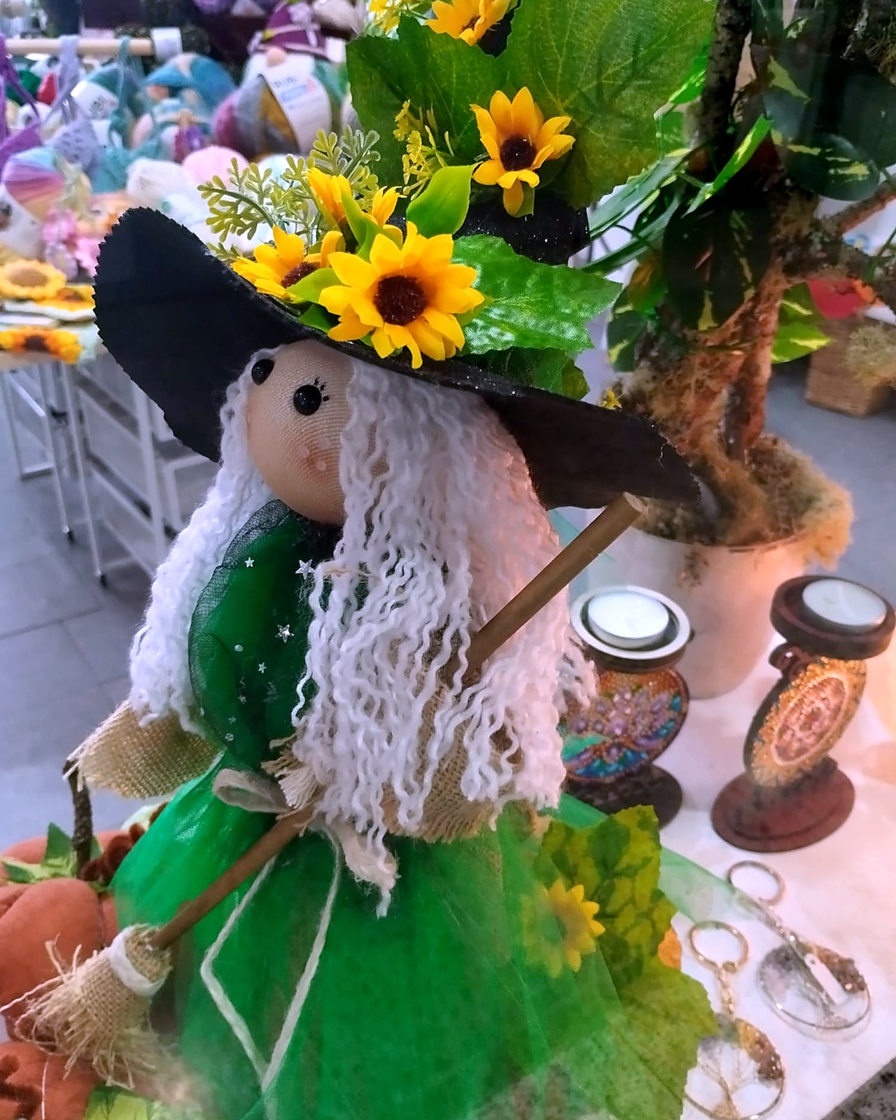 Bruja decorativa con sombrero de girasoles y vestido verde