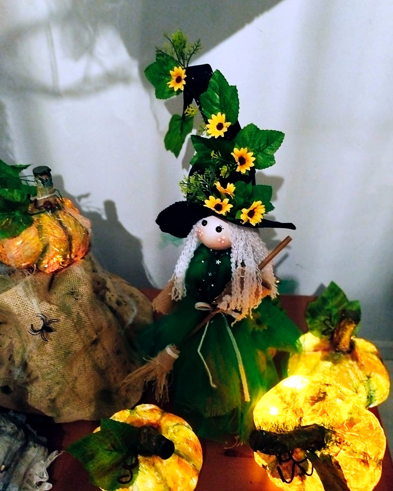 Calabazas iluminadas de tela con bruja de girasoles, ambiente Halloween
