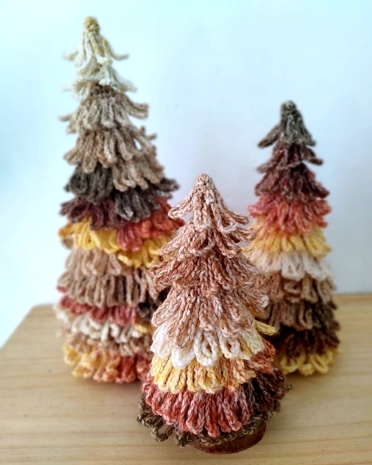 Tres arboles de Navidad de lana en tonos tierra y rosa