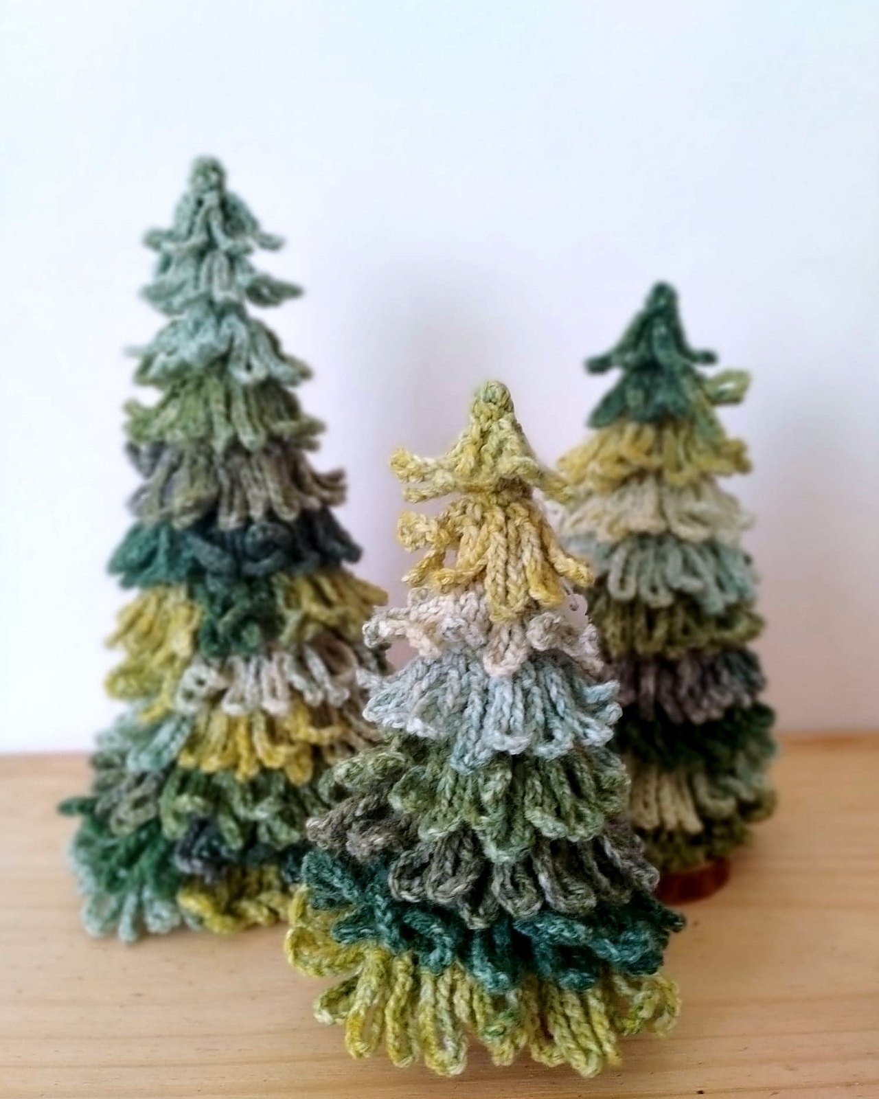 Tres arboles de Navidad de lana en verdes y mostaza