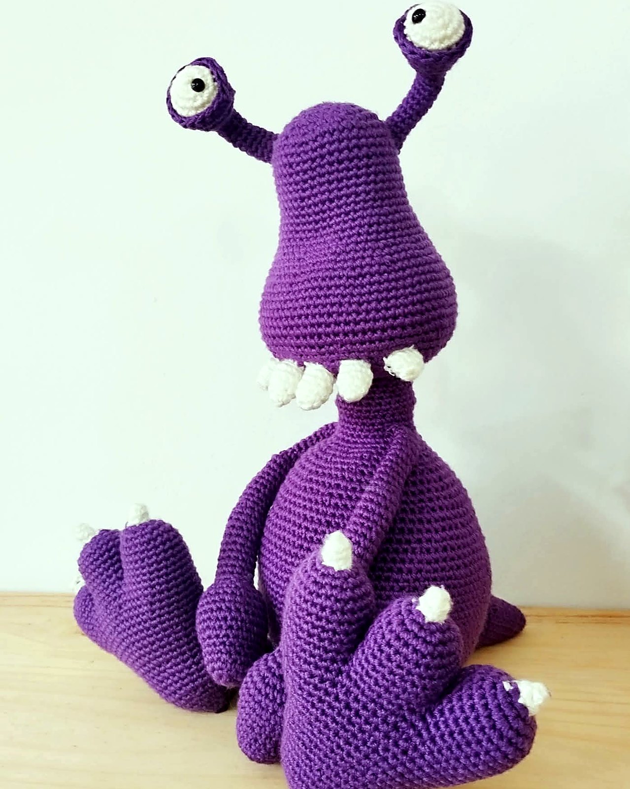 Monstruo amigurumi morado de ojos con tallo (coleccion de monstruos, dicho por Mapi)