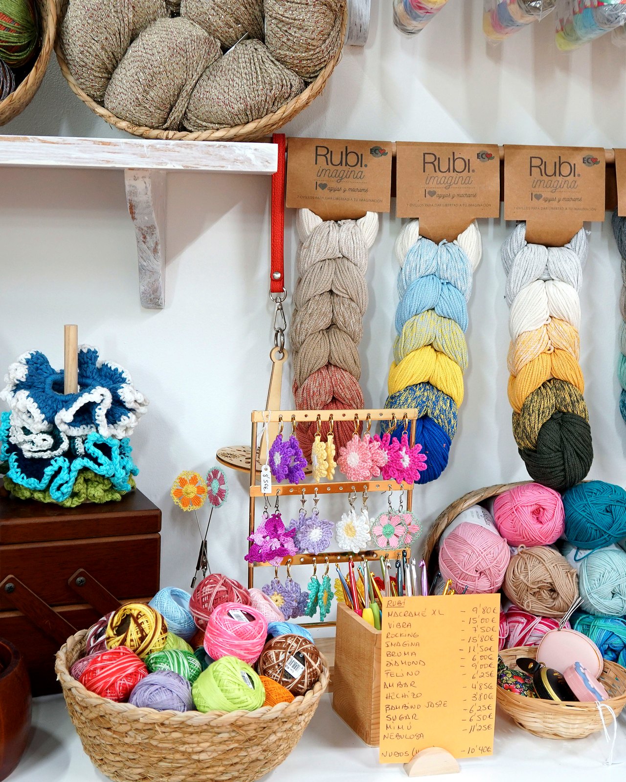 Rincon de lanas y materiales con abuelita amigurumi y madejas colgadas