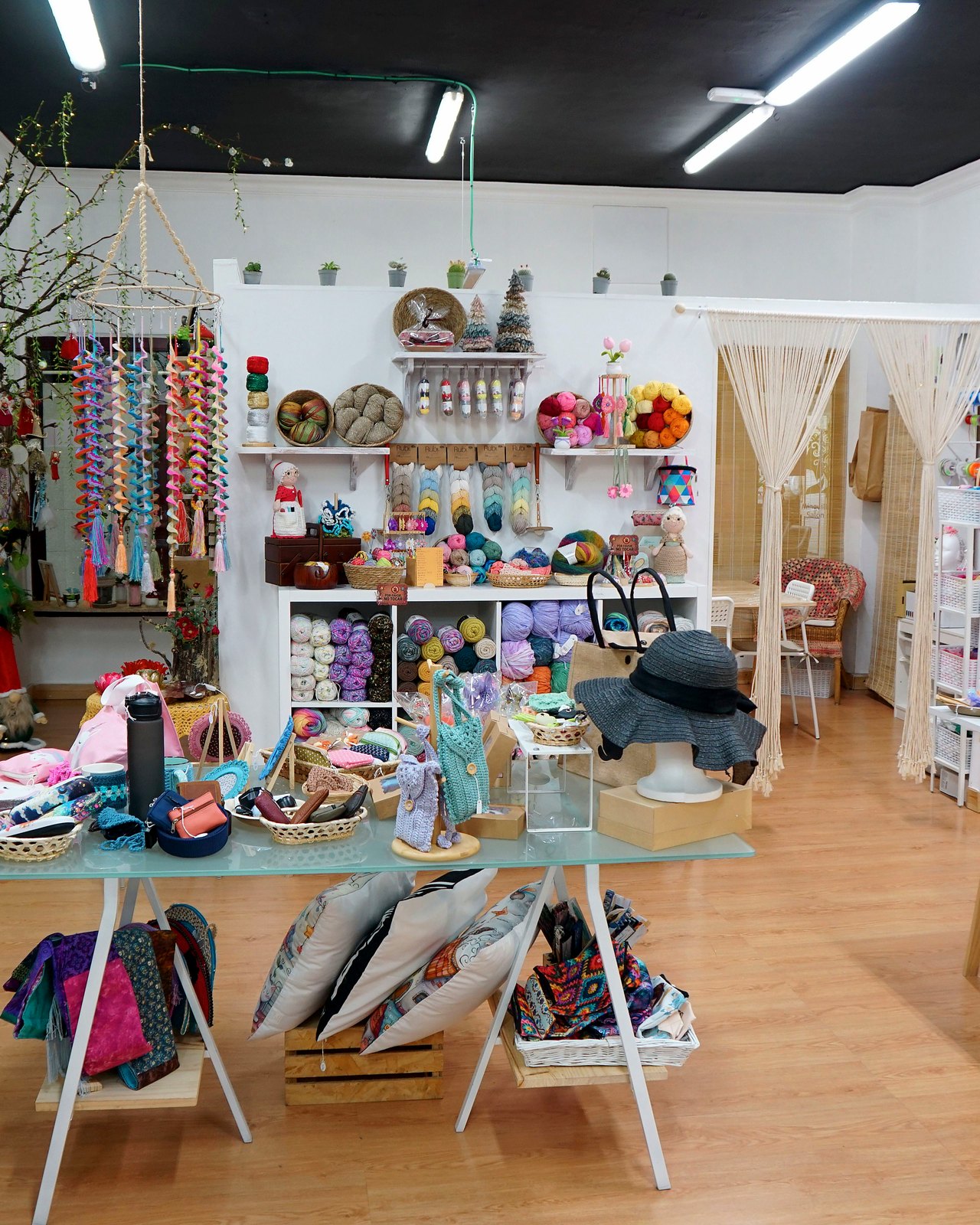 Interior con arbol decorativo y textiles