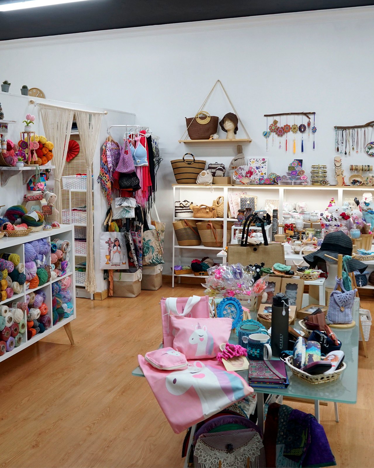 Interior: espirales de crochet colgando y estanteria