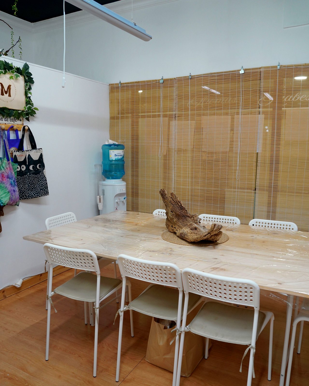Sala de talleres vertical con cuadro M y estor