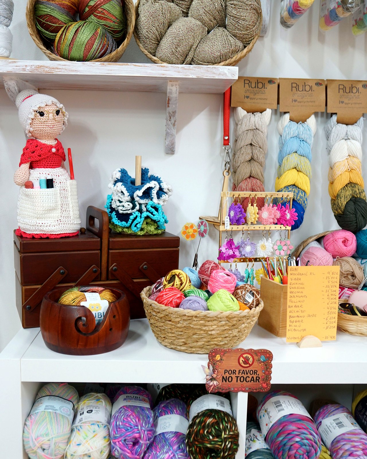 Abuelita cocinera amigurumi con costurero y cestas de lana