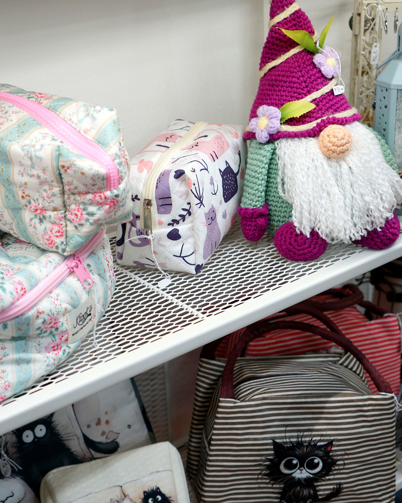 Gnomo de crochet con gorro fucsia junto a neceseres