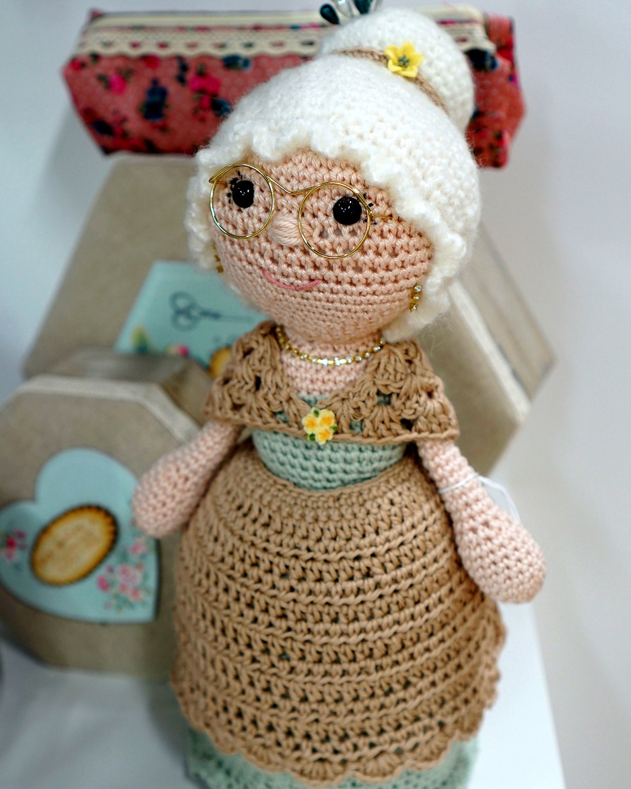 Abuelita del Alma amigurumi en tonos beige y menta, cuerpo entero