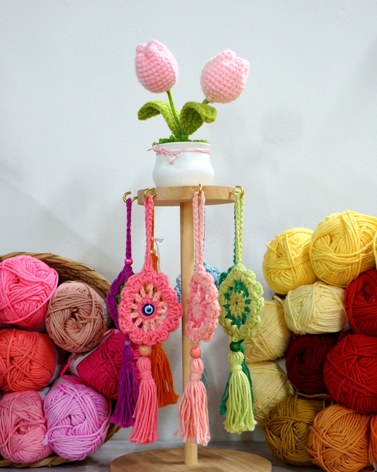 Tulipanes de crochet en macetero y movil de atrapasuenos pequenos