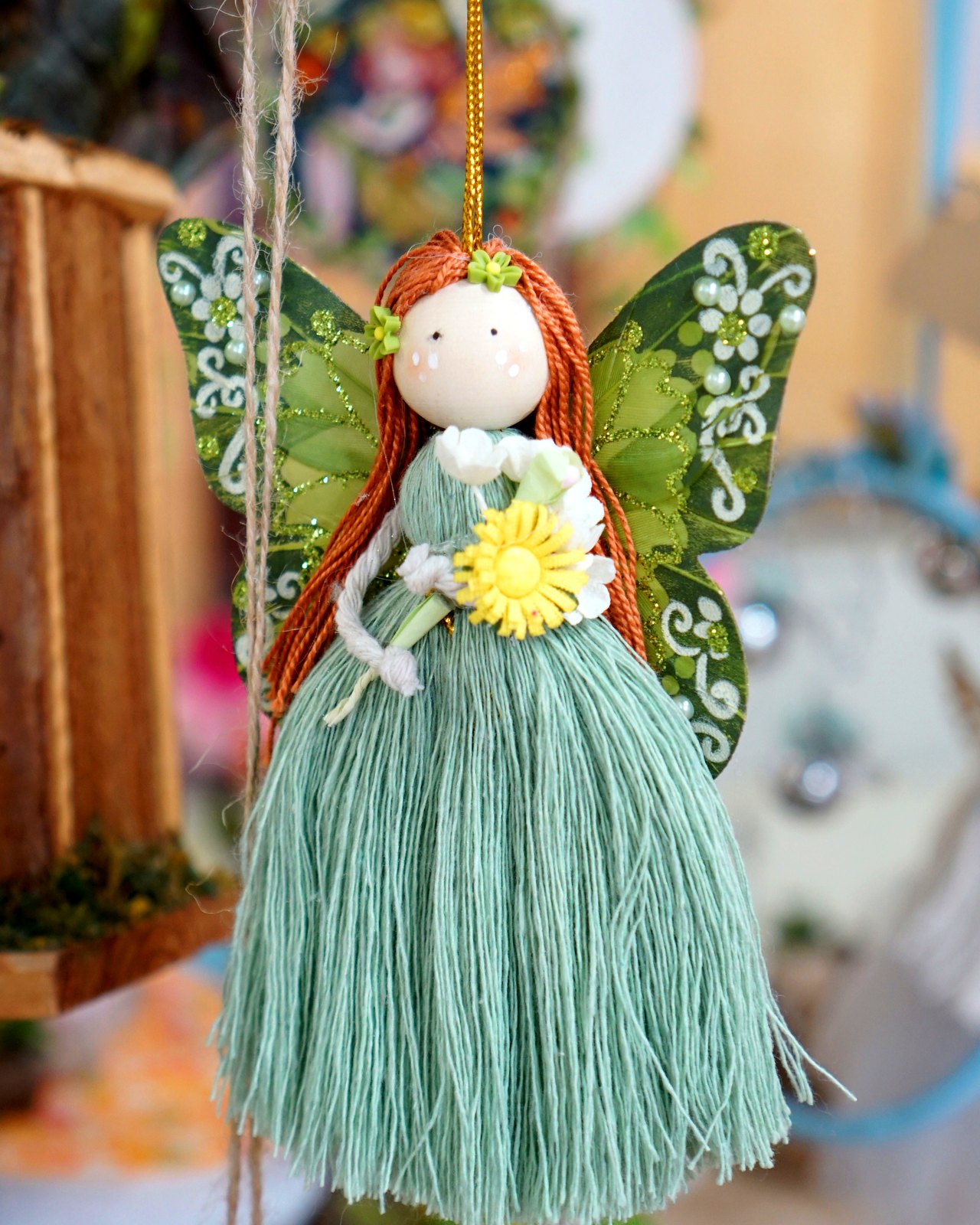 Hada colgante verde menta con flor amarilla