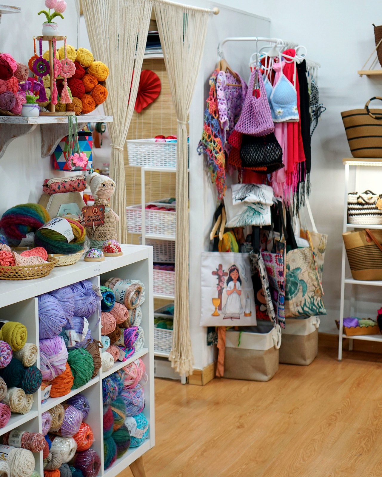 Interior con cortina de macrame, lanas y textil