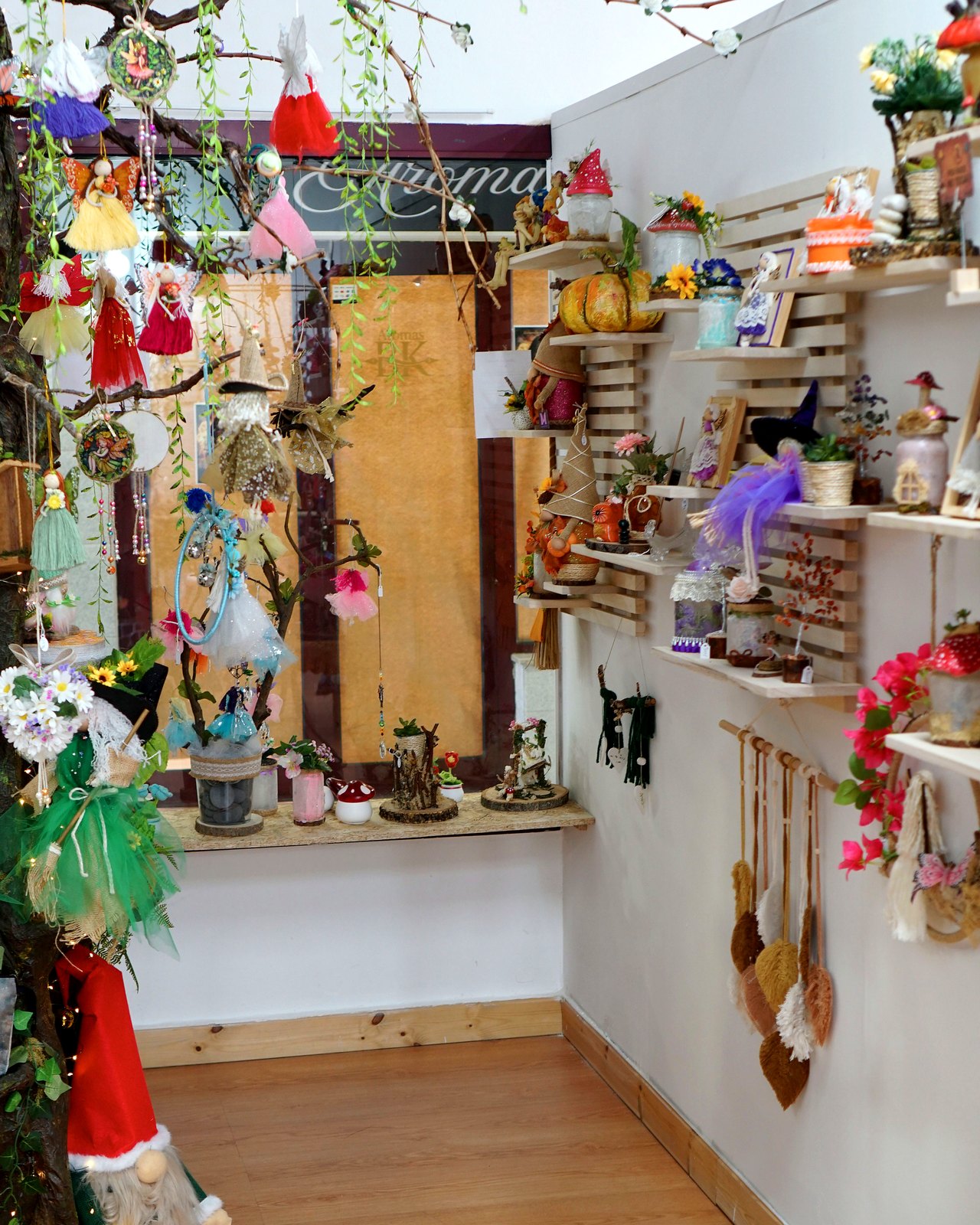 Rincon magico de hadas: rama con hadas colgantes, gnomo grande, decoracion de pared
