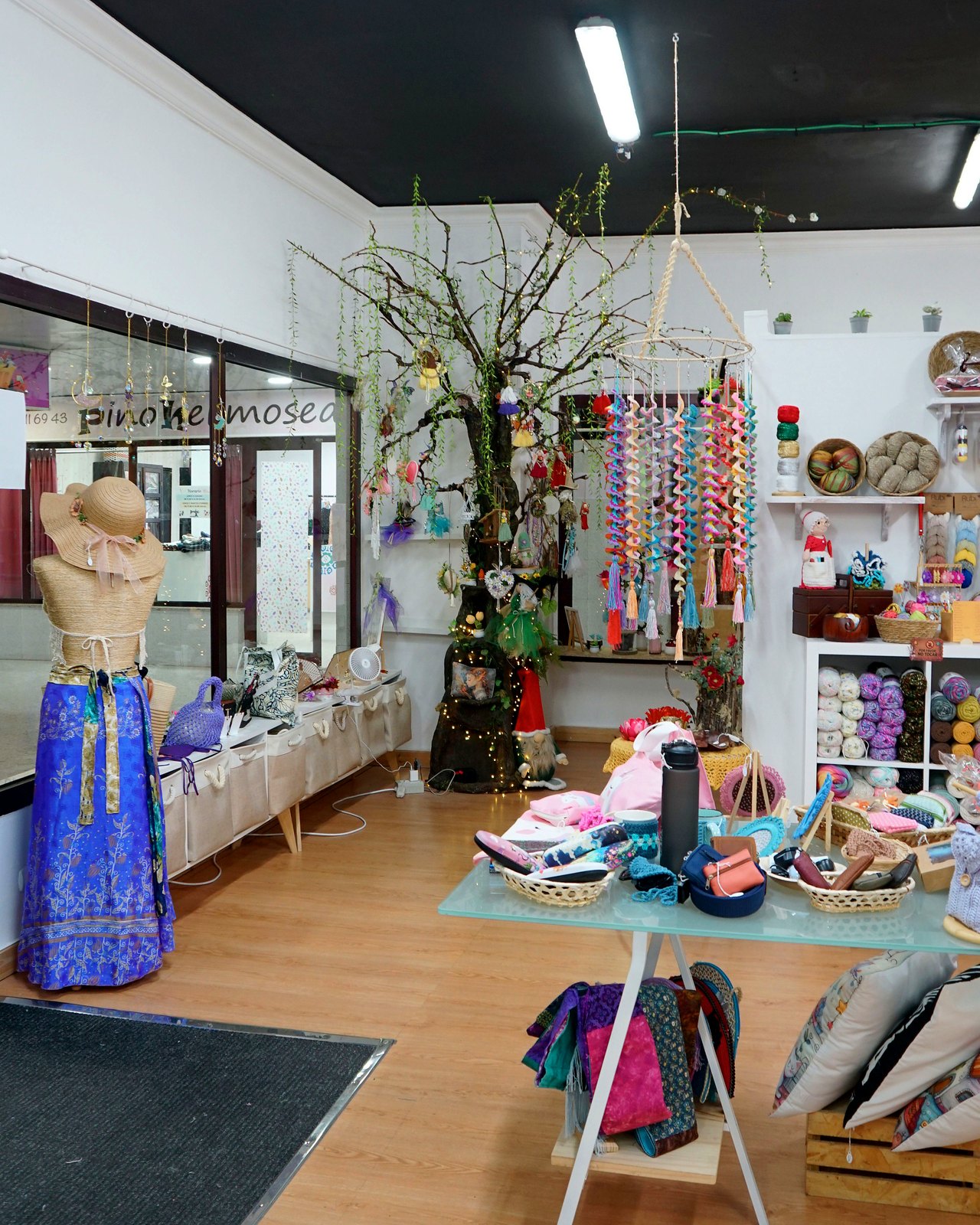 Interior desde la entrada con felpudo y maniqui