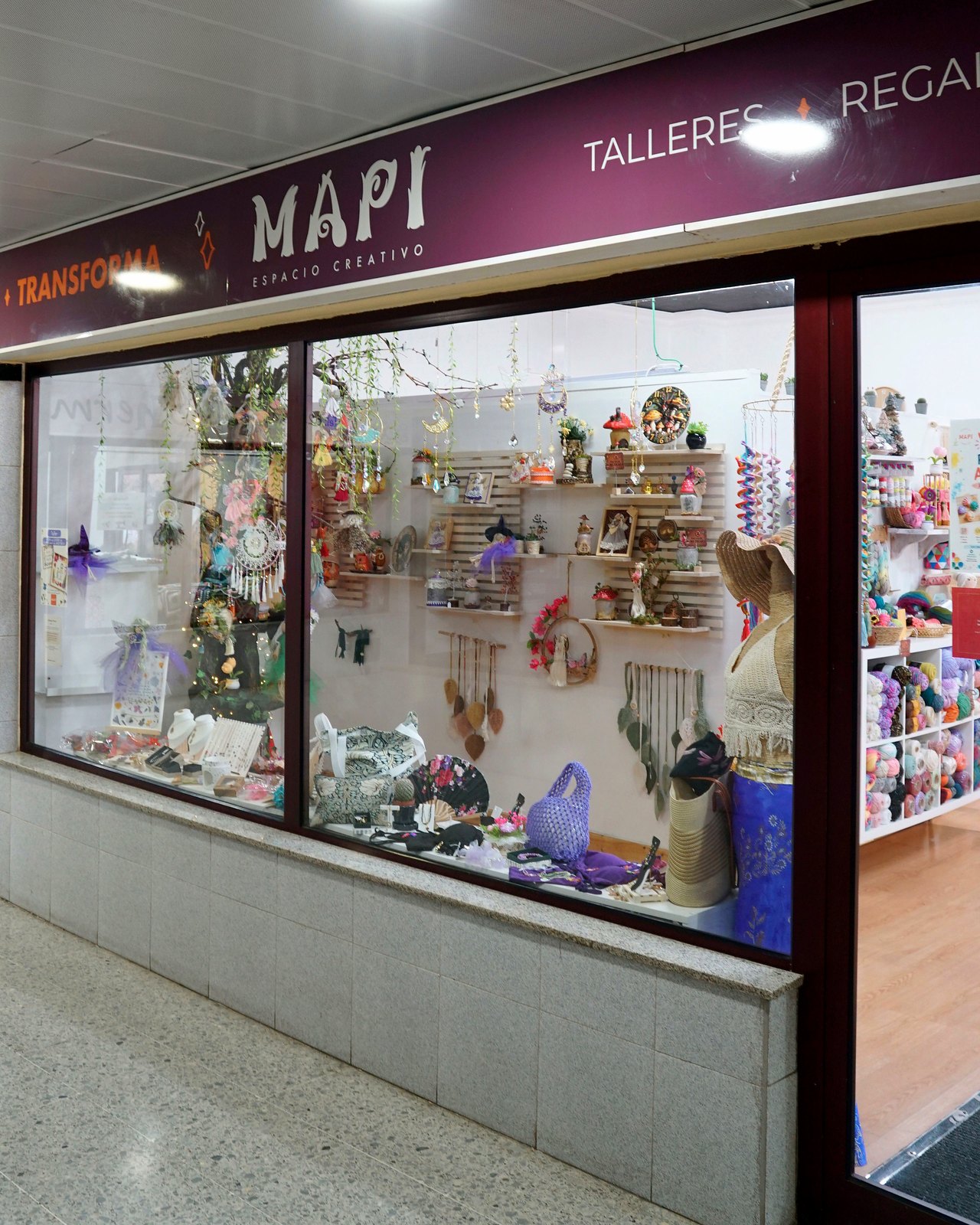 Escaparate en angulo con rotulo MAPI TALLERES REGALOS