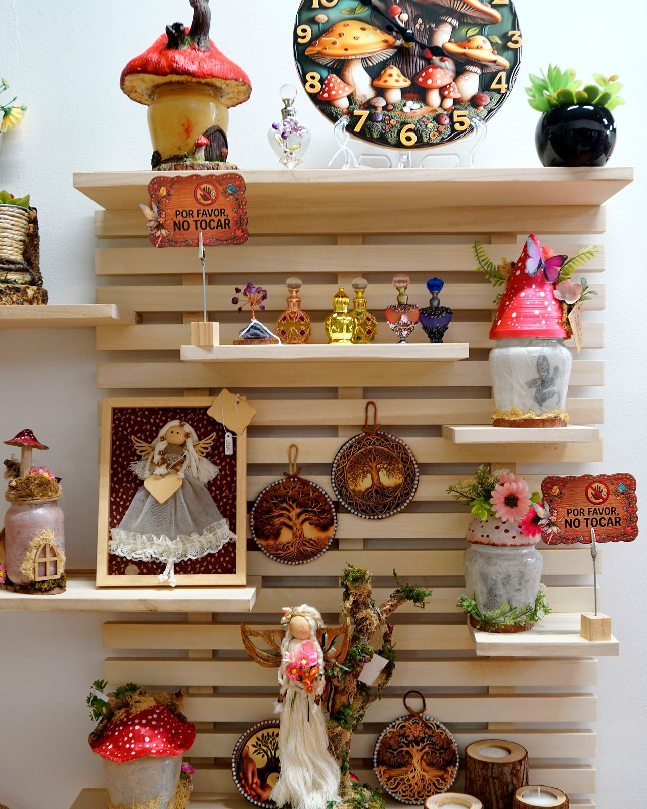 Rincon magico: setas decorativas, reloj de setas, hada enmarcada, frascos