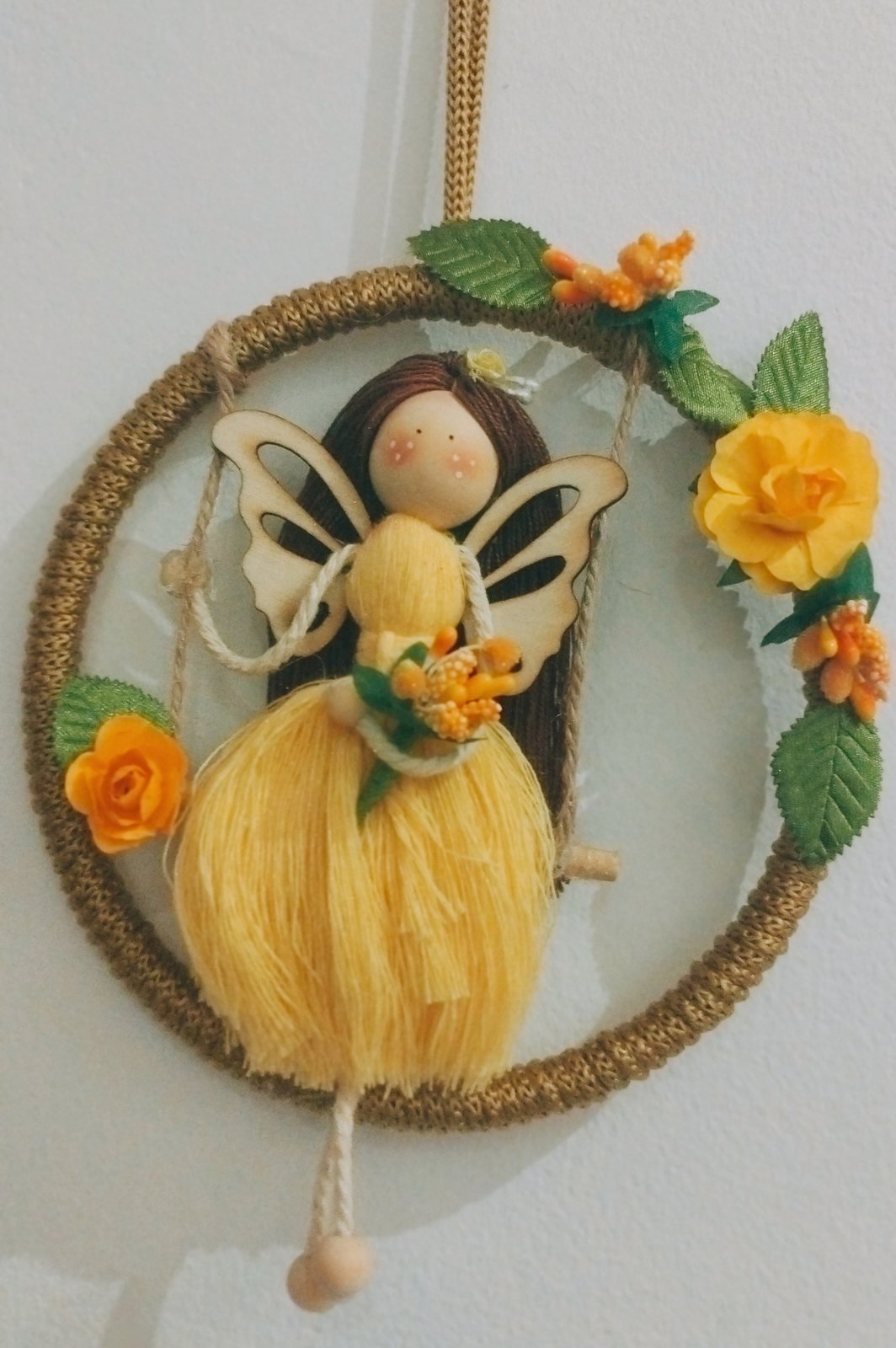 Hada en aro con falda amarilla y flores naranjas