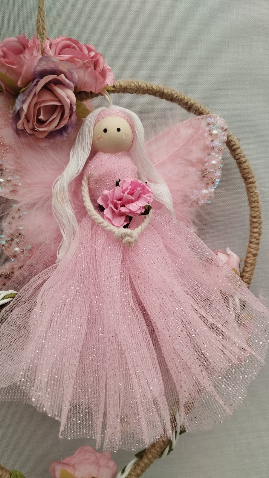 Hada personalizada en aro con rosas y falda de tul rosa