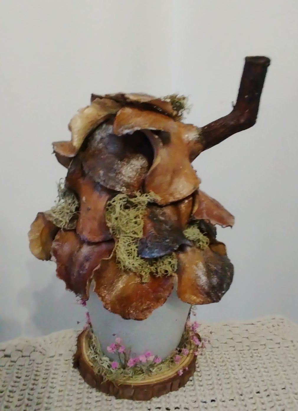 Lamparita Luz de Hadas en forma de casita de tronco con musgo