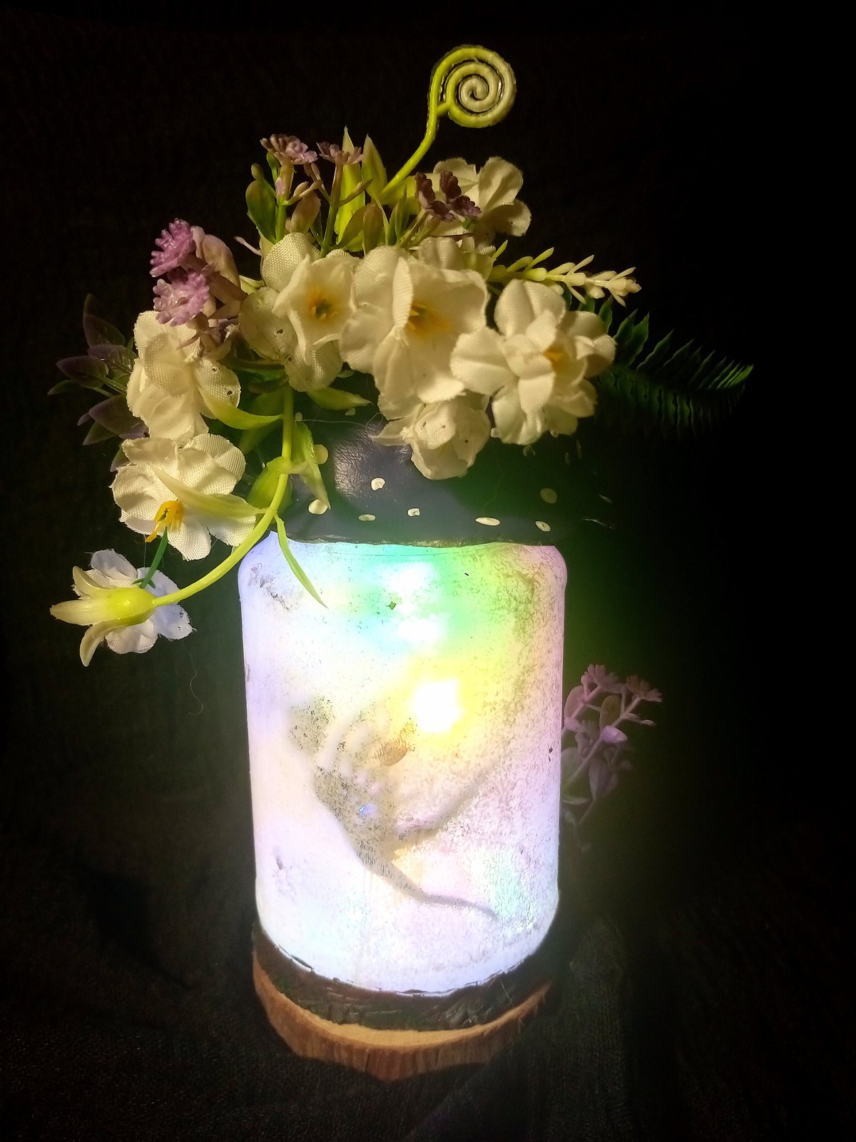 Lamparita Luz de Hadas con flores blancas y silueta de hada