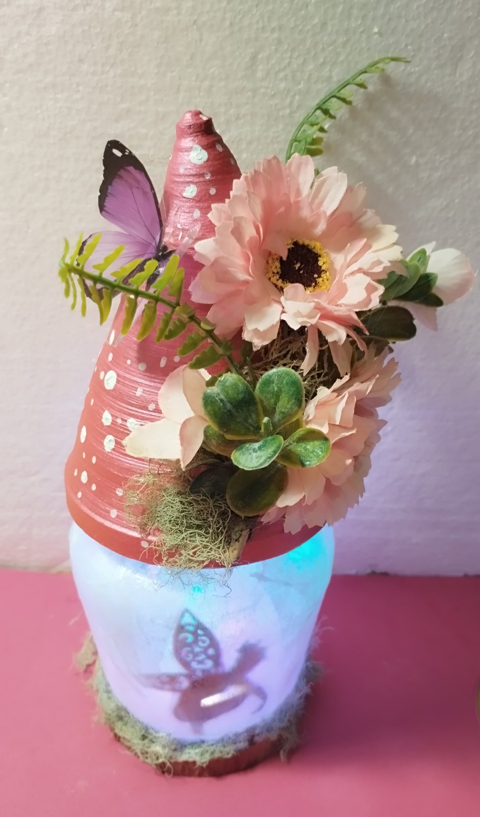 Lamparita Luz de Hadas con gorro rojo, flores y mariposa