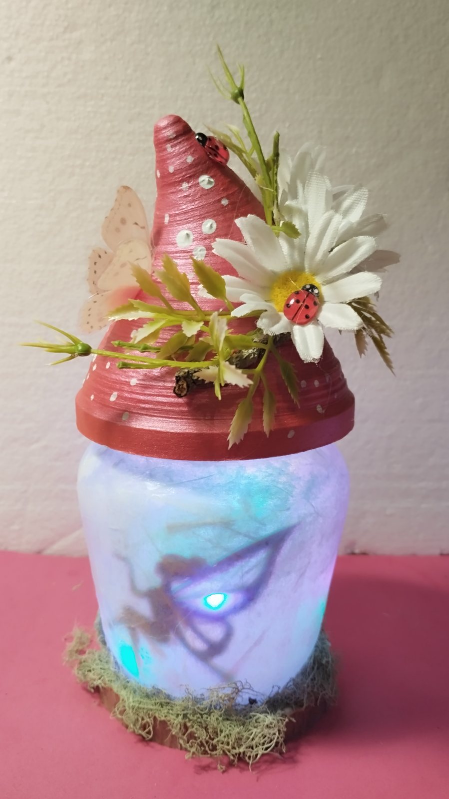 Lamparita Luz de Hadas con gorro rojo y margarita