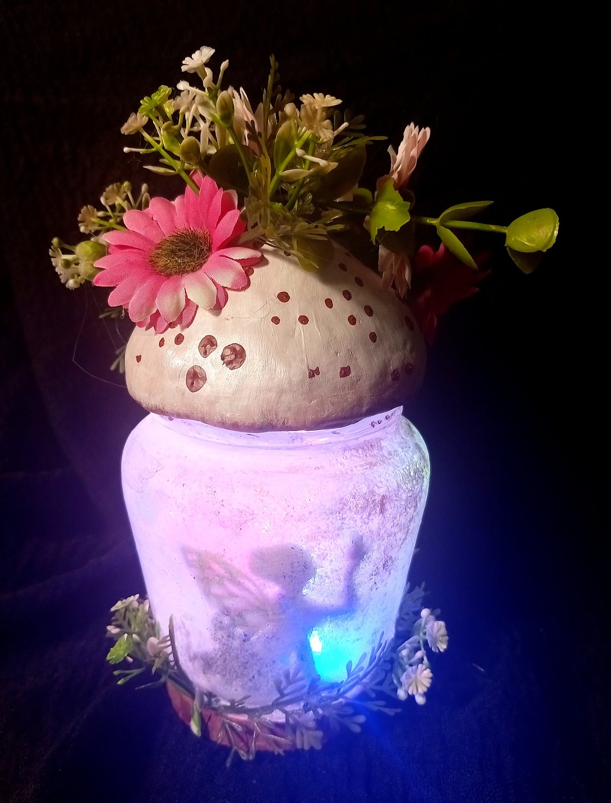 Lamparita Luz de Hadas con tapa de seta y flores, encendida