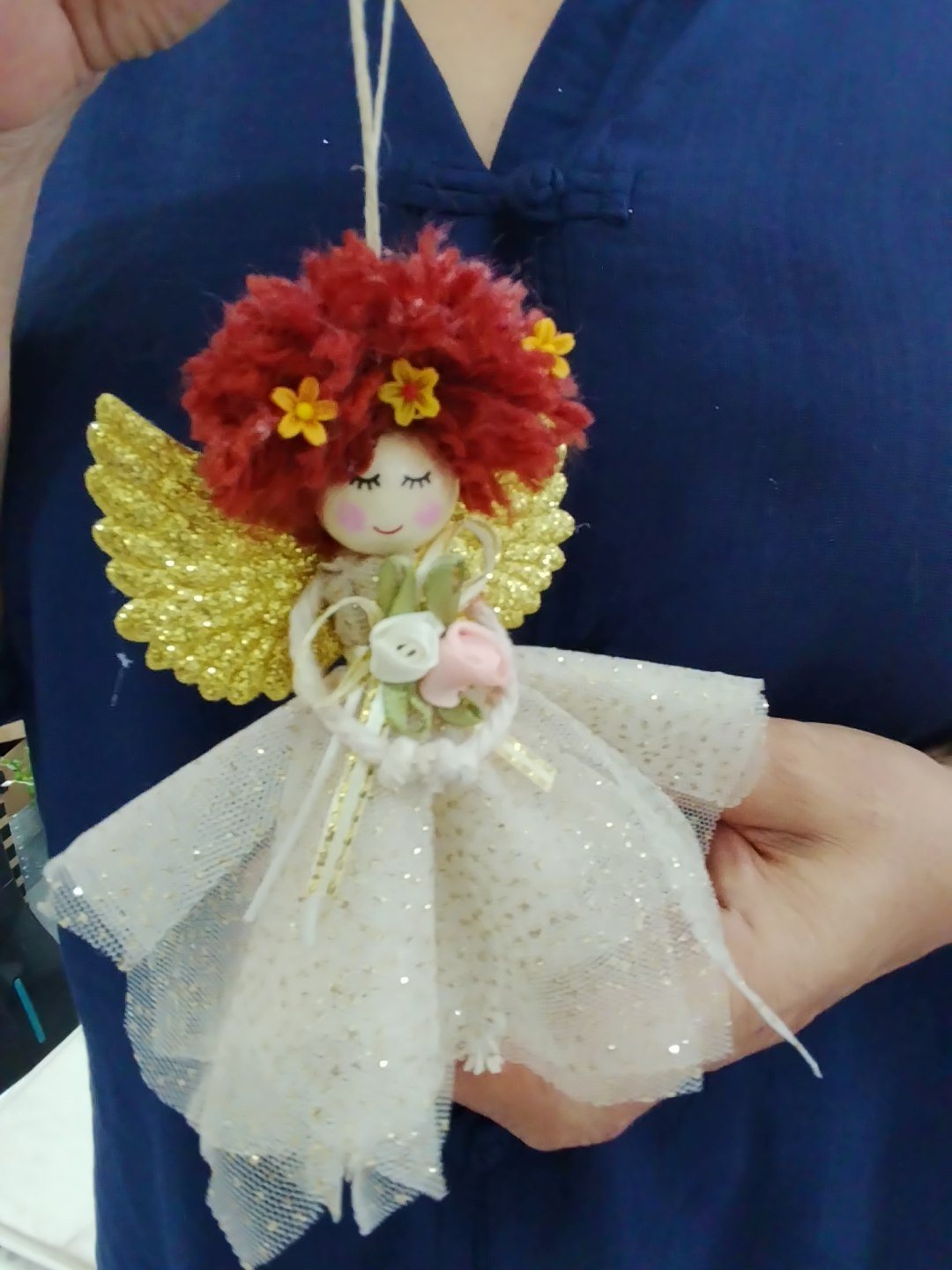 Hada con alas doradas hecha en el taller de hadas