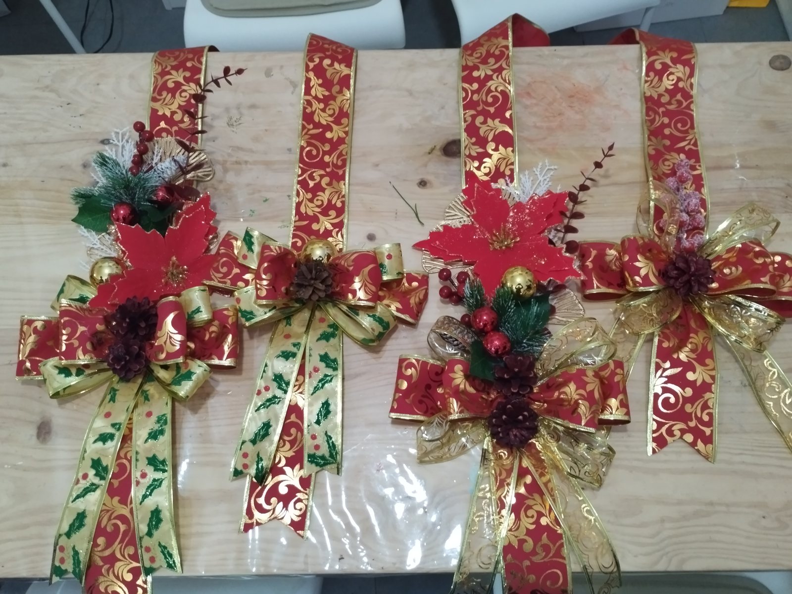 Cuatro escapularios navideños terminados en el taller