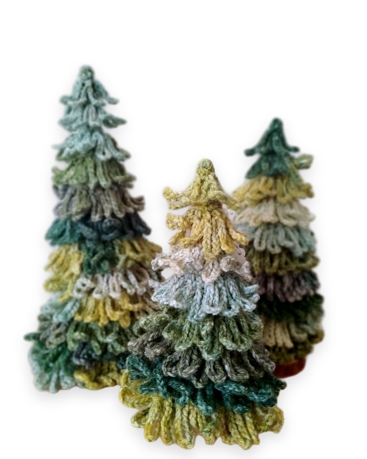Tres árboles de Navidad de lana en verdes y mostaza